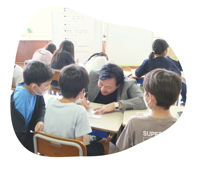 本を開いて読書する様子