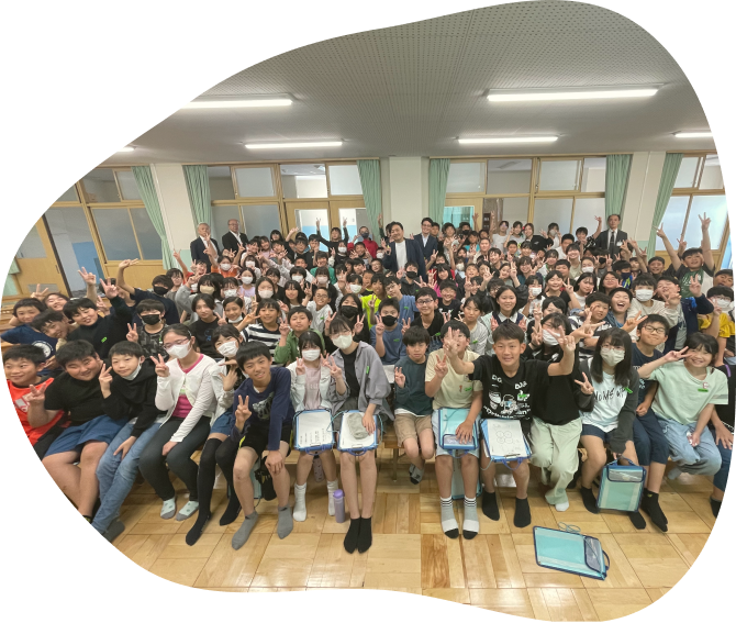 教室の机を囲んで子どもたちが話し合う様子